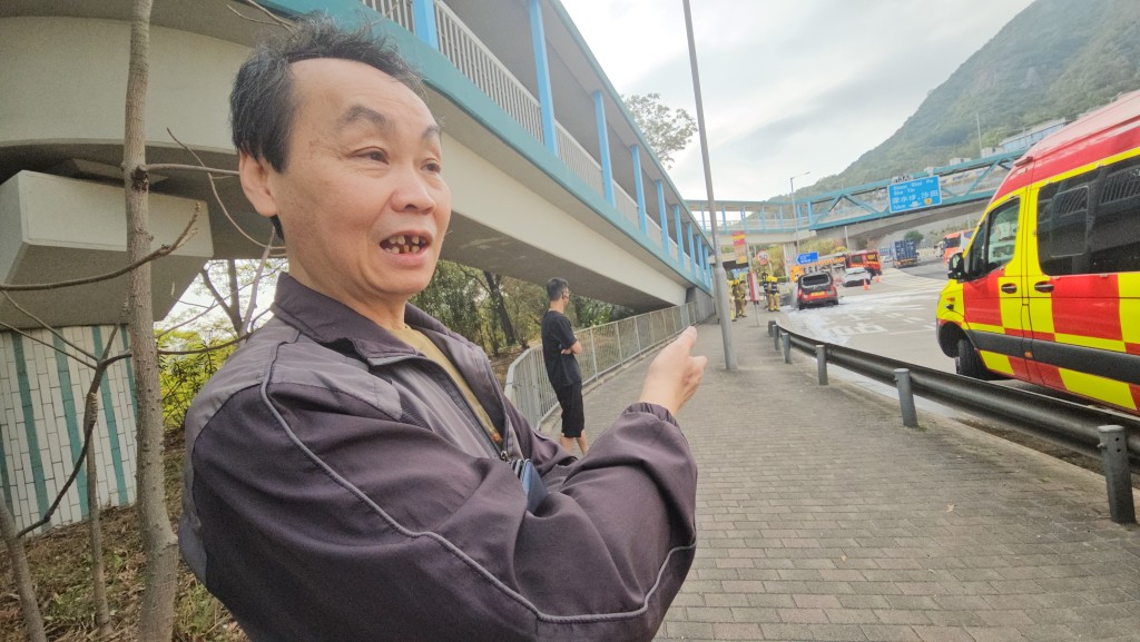 司機吳先生指行車期間見到的士車頭冒煙，隨即將車停在巴士站檢查。