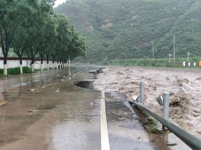 北京暴雨，多區出現水浸，河道旁的道路亦被沖毀。