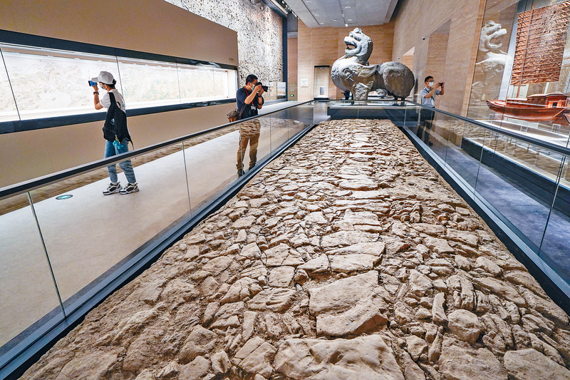 在镇江铁瓮城出土的清代石铺路及矗立在尽头处的陵口石刻，都是扬州中国大运河博物馆的注目文物。