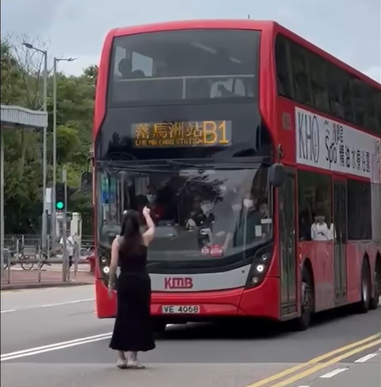 涉事女子向巴士车长指手划脚表达不满。网上影片截图