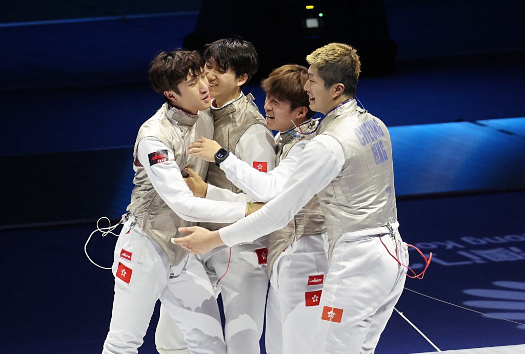 港隊勝出男花團決賽後，四人相擁慶祝這歷史性一刻，右起：張家朗、吳諾弘、梁千雨及蔡俊彥。徐嘉華攝