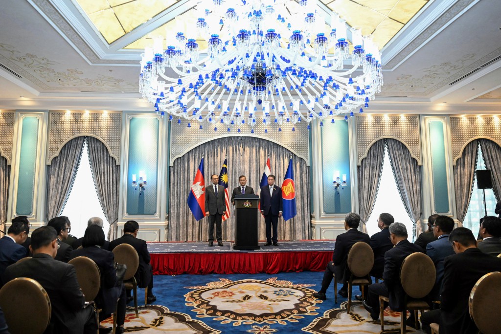 大马及泰柬领导人在停火会谈后一同见记者。 美联社