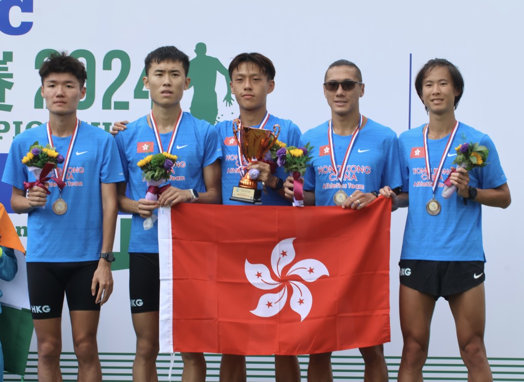 香港男子隊奪團體銅牌，功臣包括黃冠衡（左起）、因身體不適要隊友攙扶上台的莊司暘、謝俊賢、葉雅傑及林穎璋