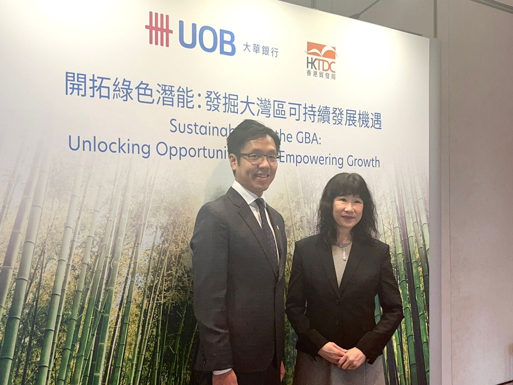 大華銀行香港分行財務總監及可持續發展主管林詒亮（左）及貿發局研究總監范婉兒（右），發表大灣區可持續發展報告，指出約3分之2企業已開展綠色可持續發展計劃。