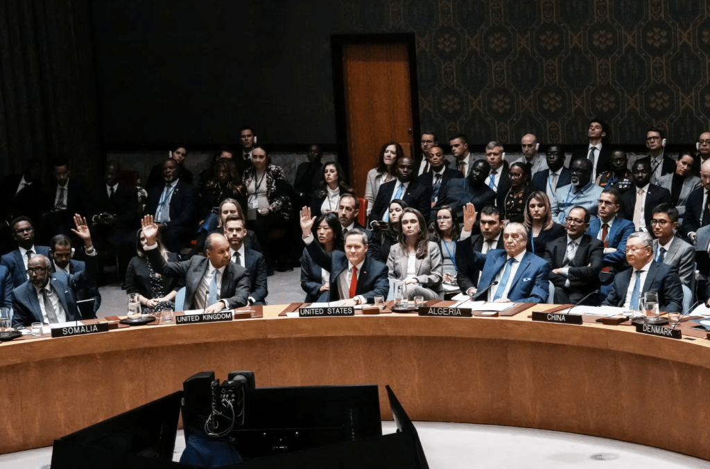 聯合國安理會周一（17日）以13票贊成、0票反對、兩票棄權的結果，通過由美國起草的決議，支持美國總統特朗普提出的結束加沙戰爭計劃。路透社