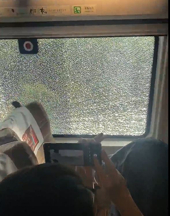 行驶中的高铁裂车玻璃碎裂。