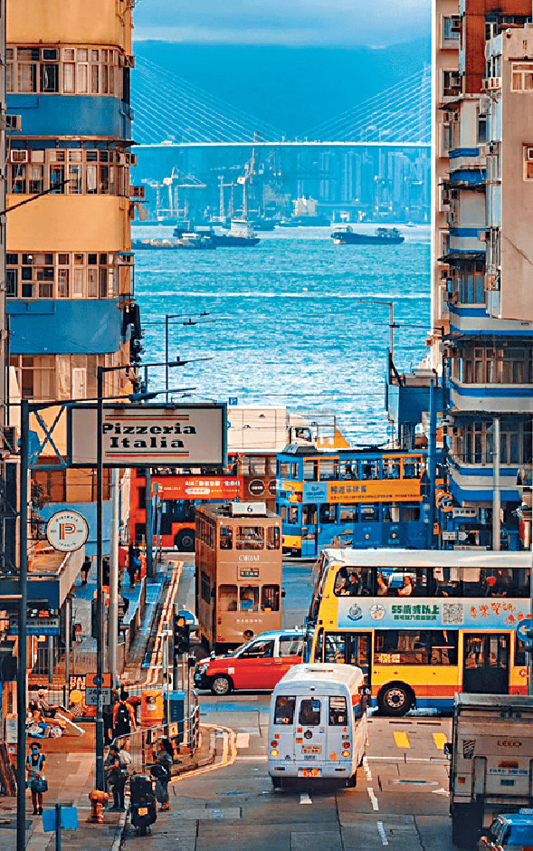 ■科士街遊樂場每到黃昏日落嘅時候，大批遊客爭先打卡，影下西環海旁街道風光。
