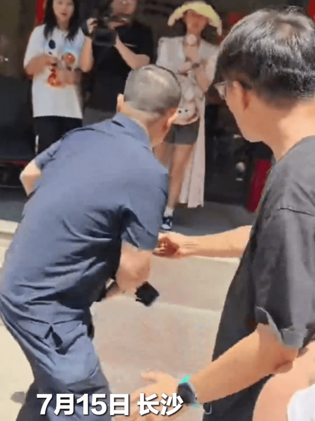 公司負責人搶奪記者的攝影設備。 中國新聞網 公司負責人搶奪記者的攝影設備。 中國新聞網