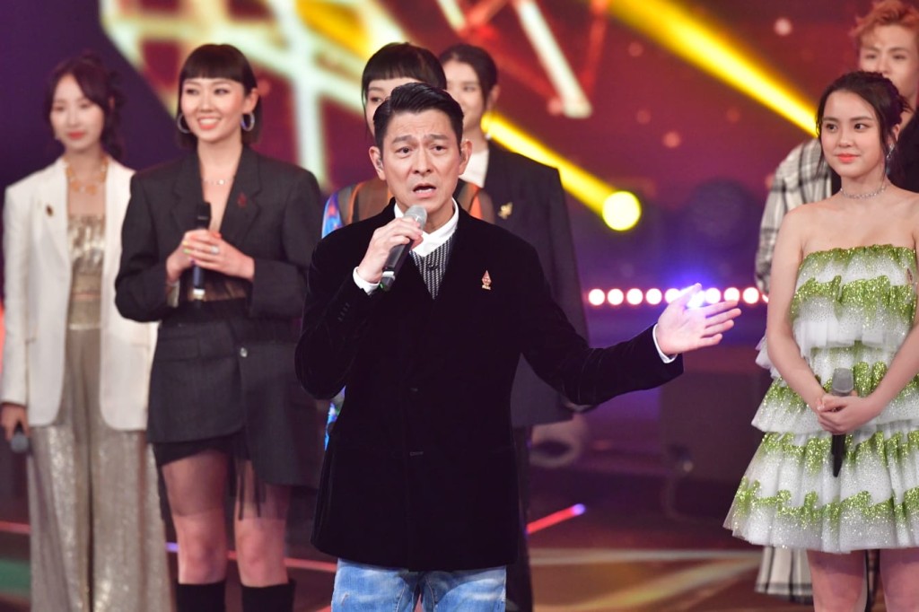 前年中举行的《香港金曲颁奖典礼2021/2022》，有天王刘德华以大前辈身份带同多位声梦学员表演。