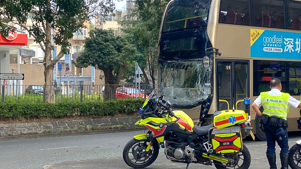 九巴車頭擋風玻璃爆裂成蜘蛛網。fb 馬路的事討論區Bosco Chu圖片  ​