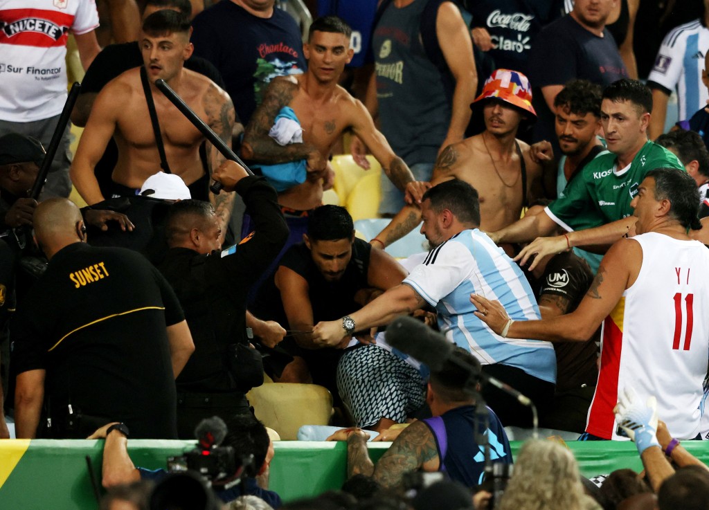 看台上在开赛前播国歌时，双方球迷爆发冲突，里约热内卢警方介入。路透社