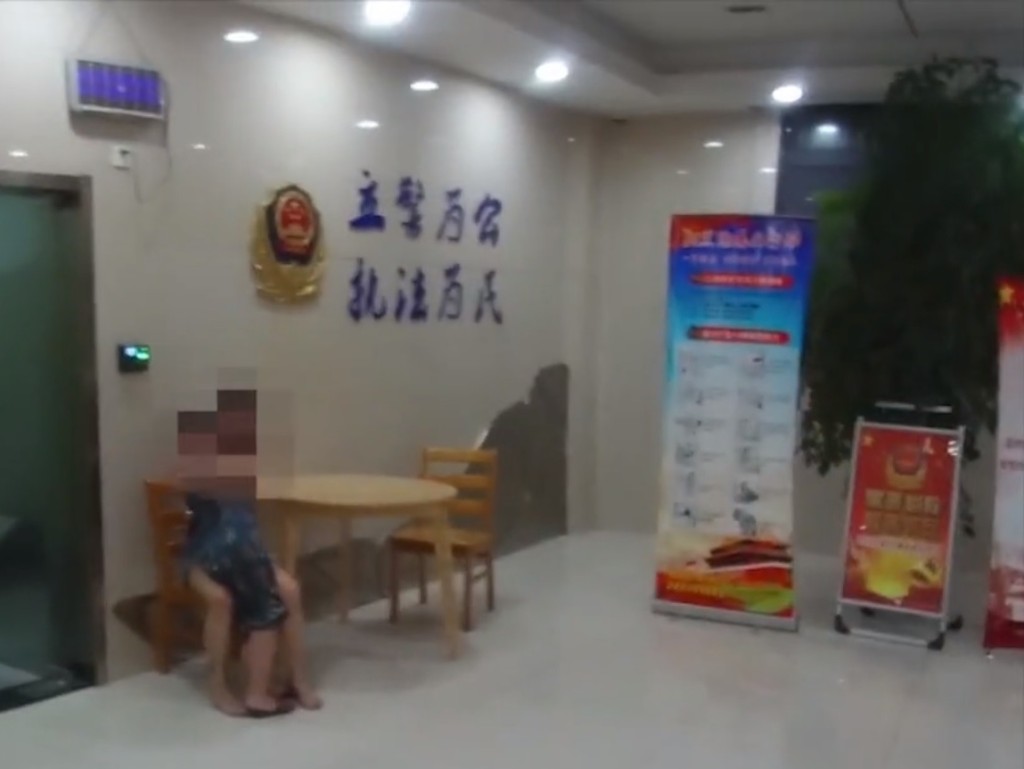 媽媽被帶到派出所見到自己的兒子時與男童相擁痛哭。中新視頻截圖