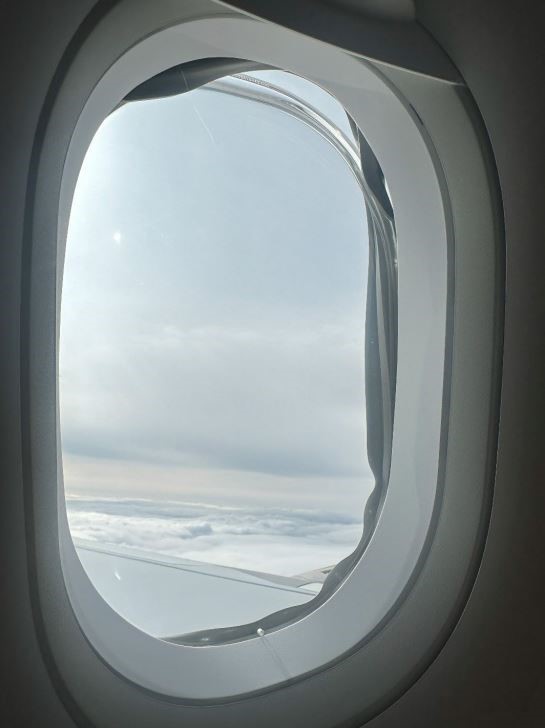 機上有窗戶玻璃及橡膠密封條明顯移位。AAIB