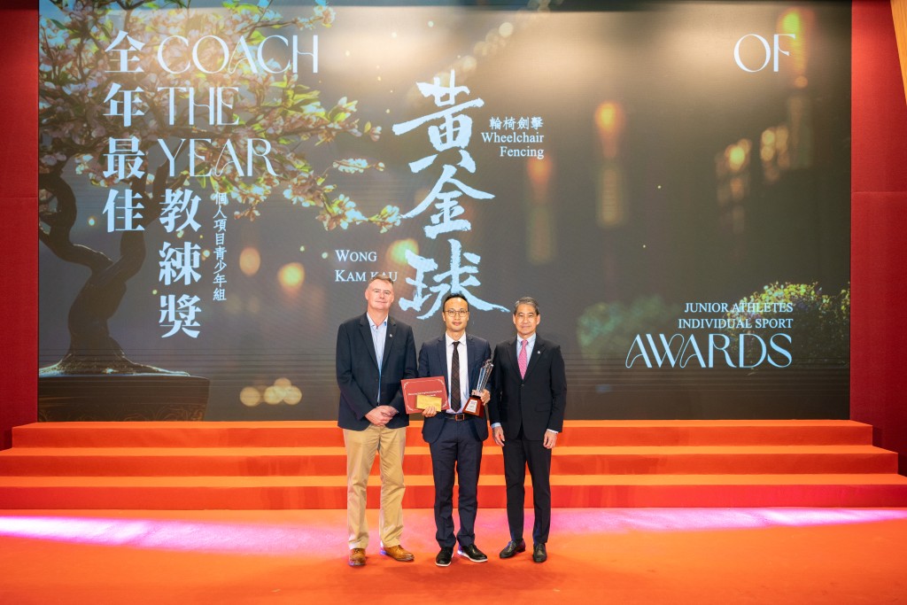 2024賽馬會香港優秀教練選舉全年最佳教練獎得主及代表接受獎項。公關圖片 2024賽馬會香港優秀教練選舉全年最佳教練獎得主及代表接受獎項。公關圖片