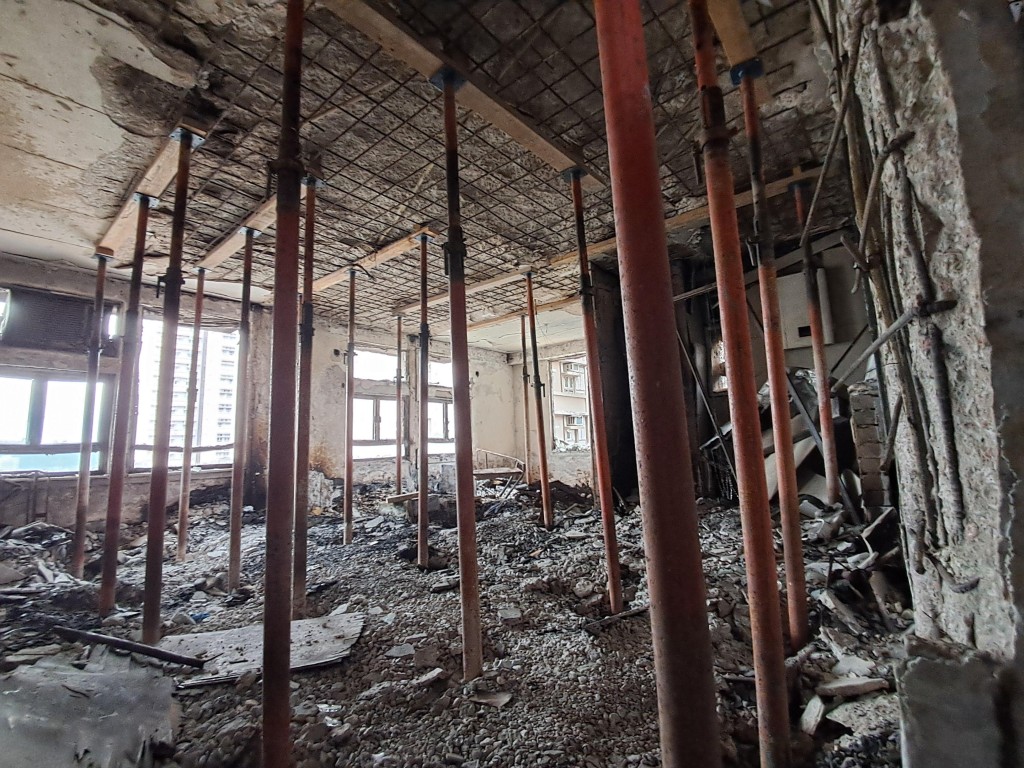 她指,樓宇經大火後,樓梯梯級已破損,扶手可能會「刮手」等。資料圖片 她指,樓宇經大火後,樓梯梯級已破損,扶手可能會「刮手」等。資料圖片