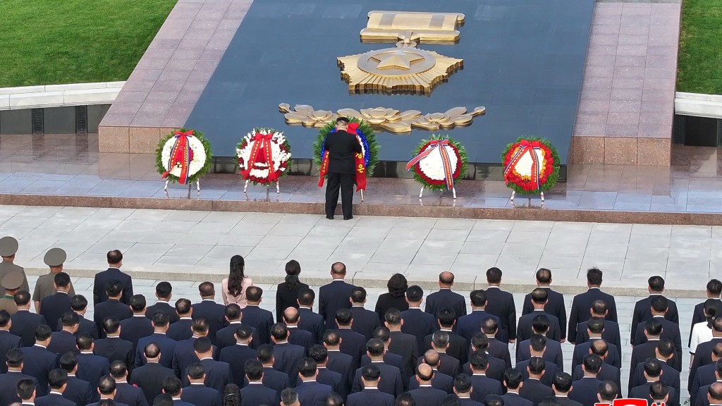 北韩“解放节”纪念二战终结，金正恩携妻女参谒烈士陵园。 路透社