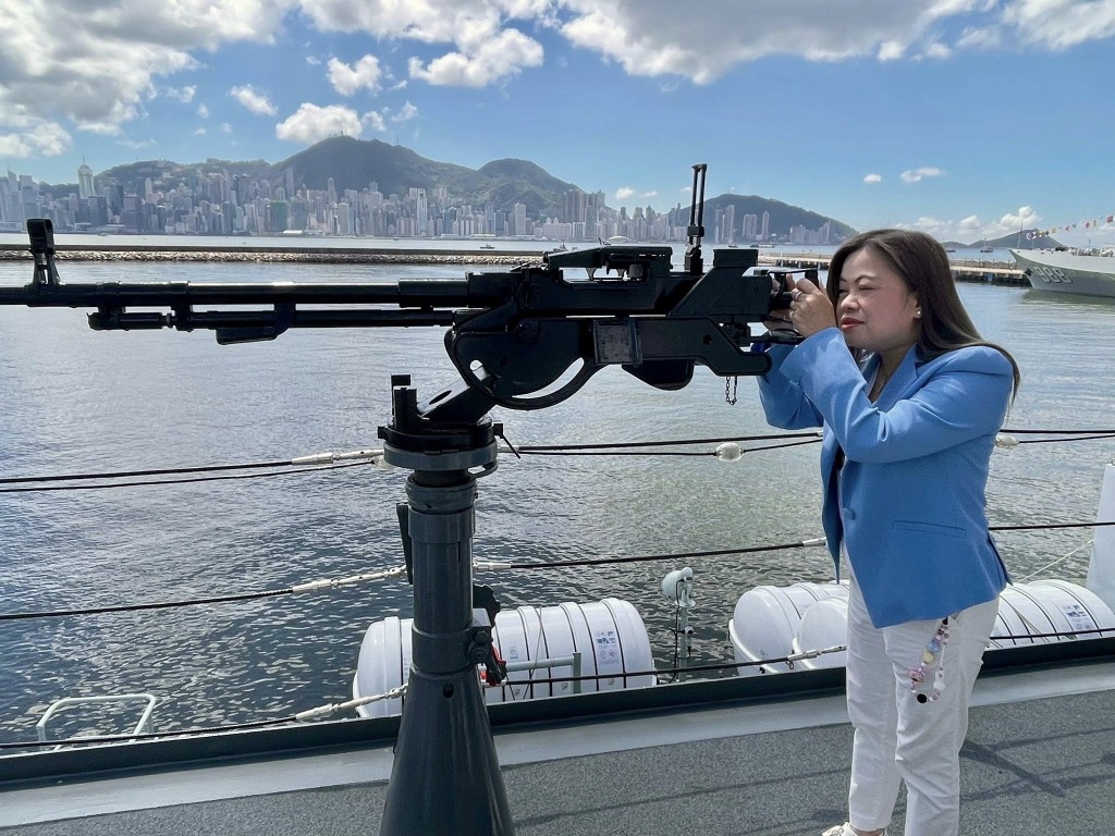 羅淑佩認為只有國家強大、軍力堅強，方可保護國土不受侵略。羅淑佩fb
