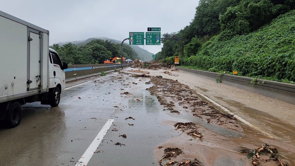 南韓暴雨,唐津市山泥傾瀉。 路透社 南韓暴雨,唐津市山泥傾瀉。 路透社