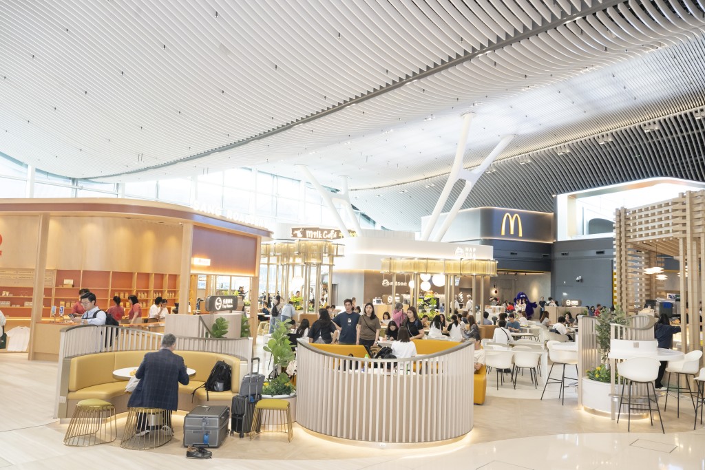 二號客運大樓內有多家零售店鋪及美食廣場,為旅客提供多元餐飲及購物選擇。 二號客運大樓內有多家零售店鋪及美食廣場,為旅客提供多元餐飲及購物選擇。