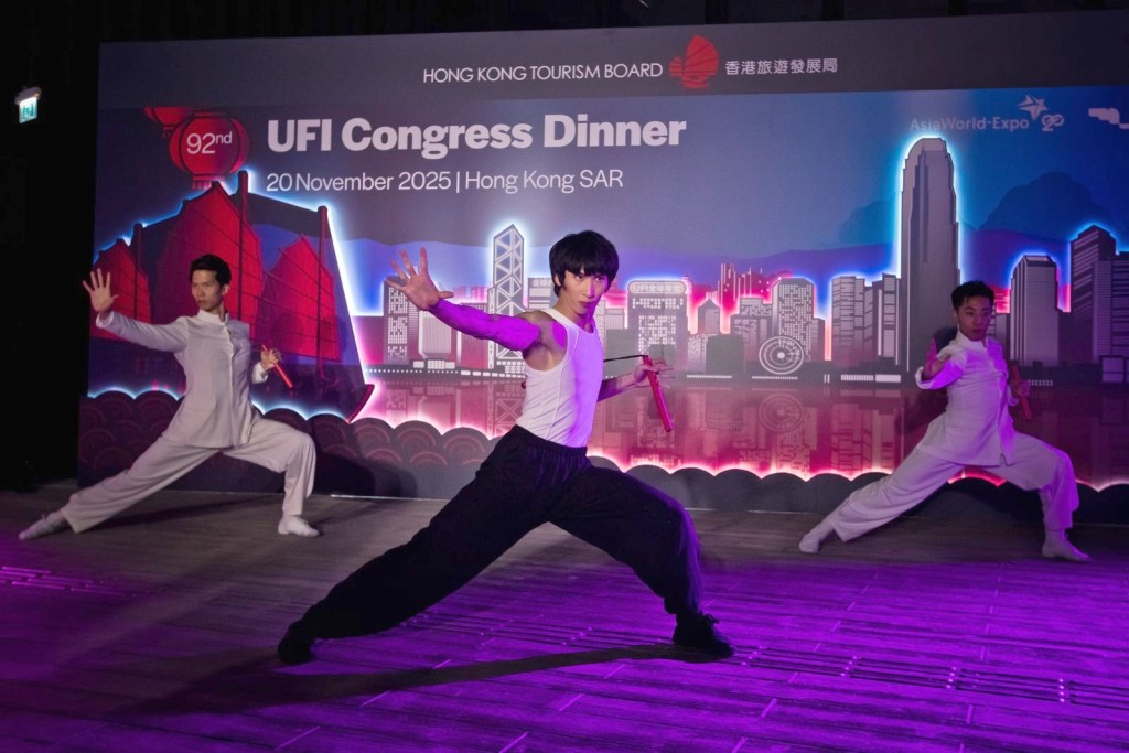 與會者率先欣賞為紀念李小龍誕辰85周年而創作的大型舞劇《武道》。 與會者率先欣賞為紀念李小龍誕辰85周年而創作的大型舞劇《武道》。