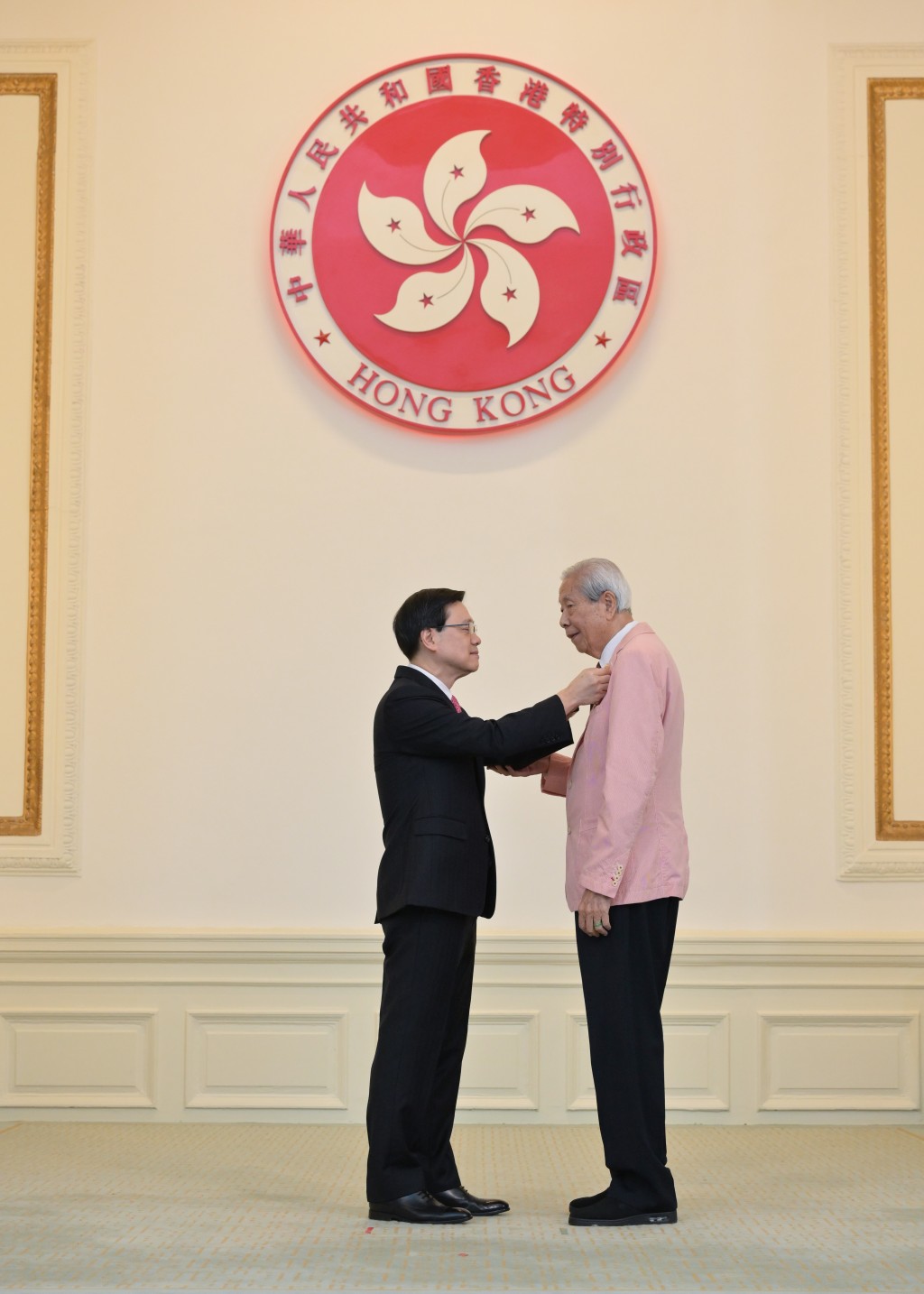 香港福建社团联会荣誉顾问施子清获颁大紫荆勋章。政府新闻处图片