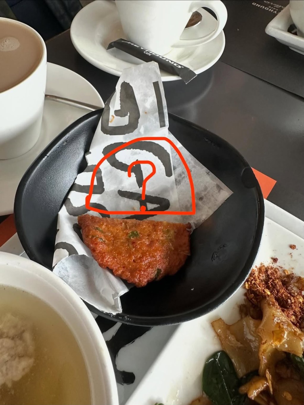 到食肆再遇,網民被華哥調皮食咗一嚿魚餅。 到食肆再遇,網民被華哥調皮食咗一嚿魚餅。