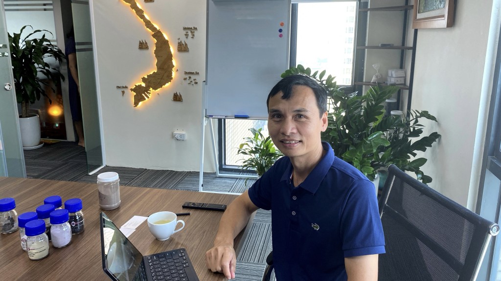 越南稀土股份公司(VTRE)董事長劉英俊(Luu Anh Tuan)在位於河內的辦公室。 路透社