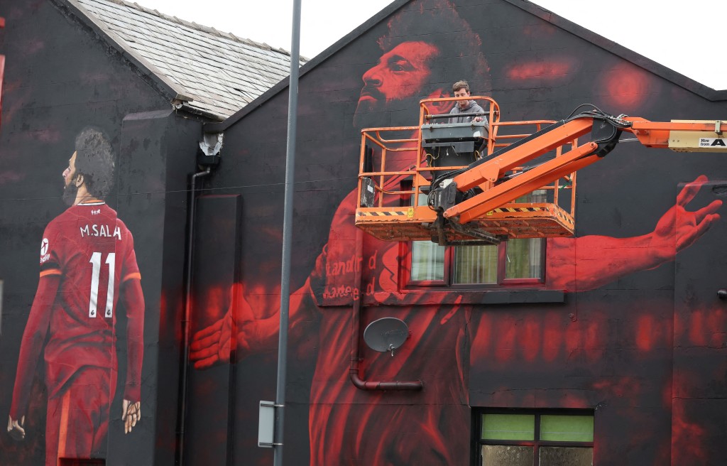 利物浦要在多條戰線高歌猛進，沙拿在前線的表現非常關鍵。圖為利物浦本地藝術家，為沙拿創作大型壁畫。