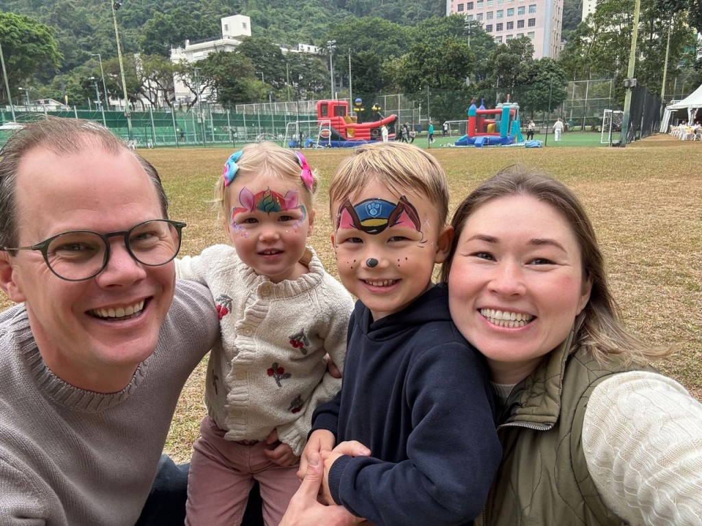 一家四口在香港紮根，兩小是Mila的靈感繆思。（圖片來源：受訪者提供）