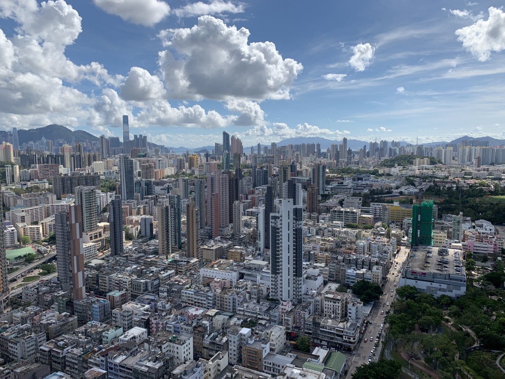 單位坐向西南,前臨九龍寨城公園,盡覽九龍鬧市。