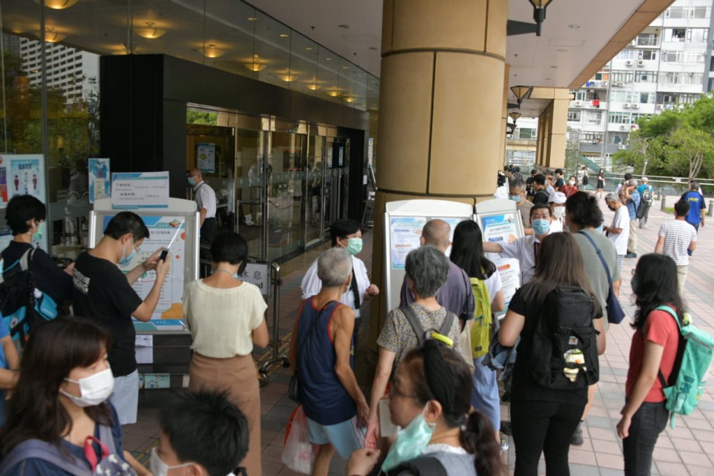 重開前已有大批市民在門外排隊等候取籌。