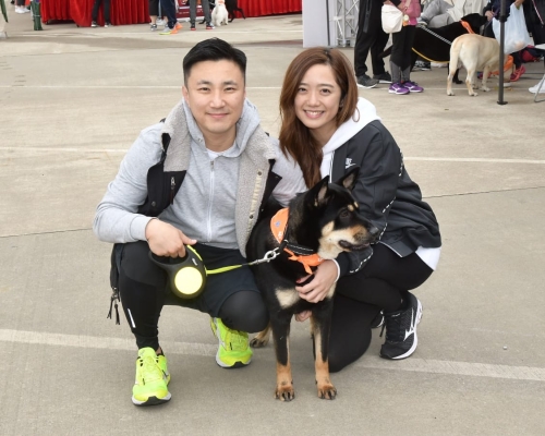 崔建邦與女友及曾經搞到他一手糞便的愛犬。