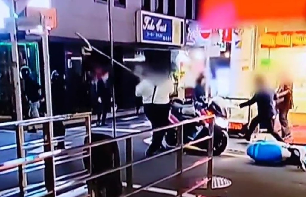 男职员持奇门钢叉力退3匪的勇猛影片在网上疯传。影片截图 