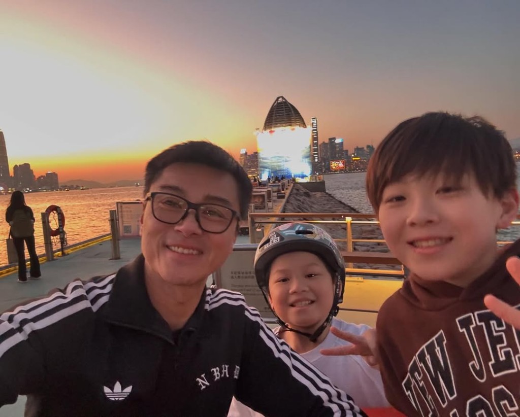 黃浩然與太太莫家嘉(KaKa)在2005年結婚後育有 兩名兒子,分別是13歲Kayden與11歲Ransley。(圖片來源:ig@wonghoyinraymond) 黃浩然與太太莫家嘉(KaKa)在2005年結婚後育有 兩名兒子,分別是13歲Kayden與11歲Ransley。(圖片來源:ig@wonghoyinraymond)
