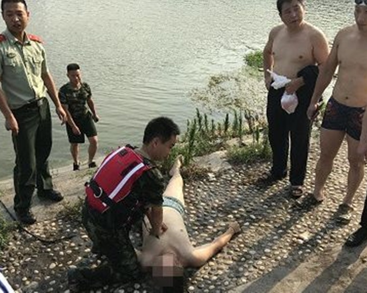 男子被送院搶救後不治。