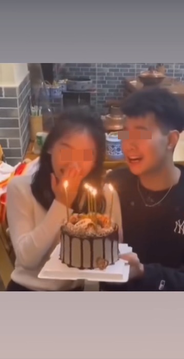 一對情侶捧著生日蛋糕慶祝生日。網上截圖