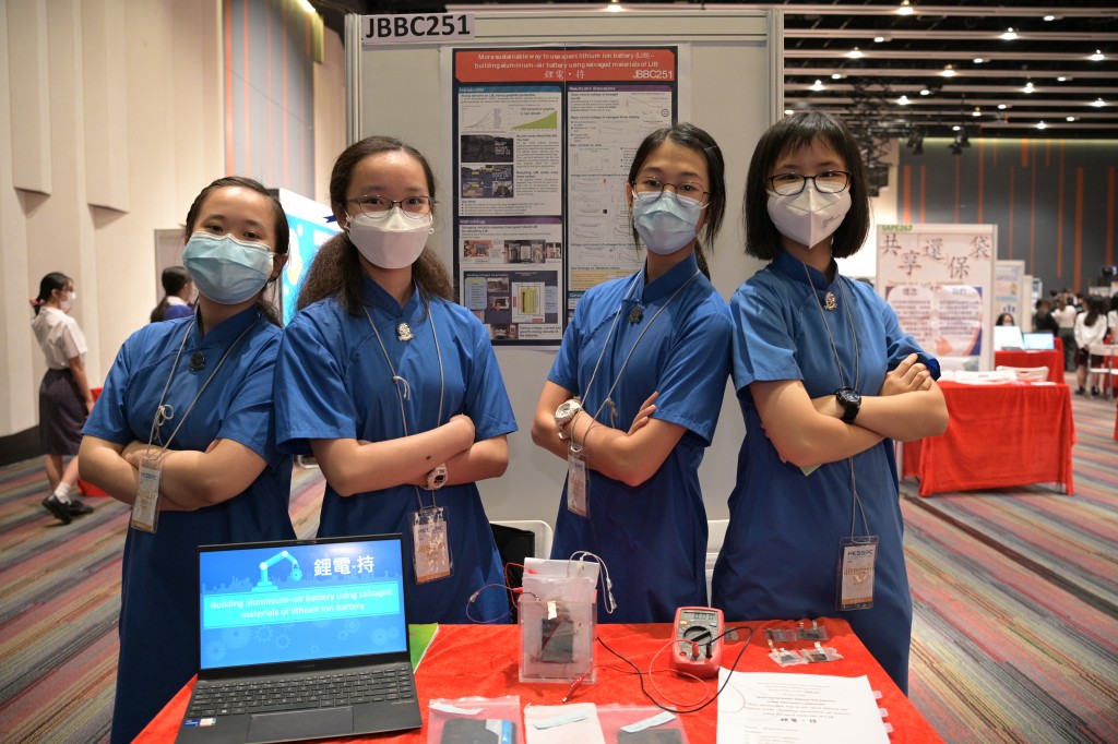 四位志同道合的同學組隊參與比賽，右一是Julie，右二是Bernice。