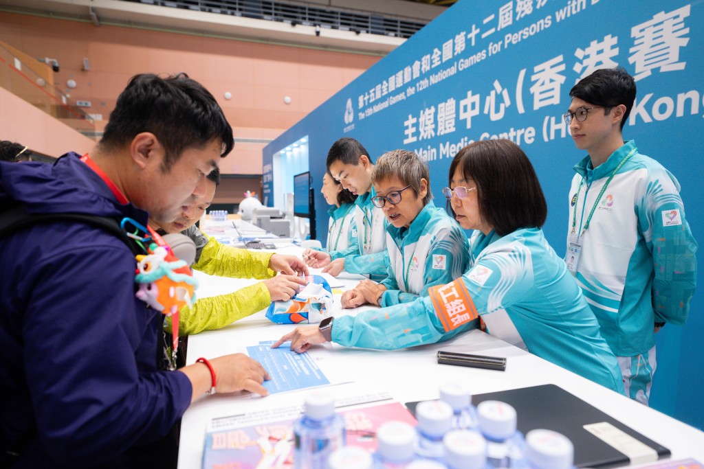 義工在香港賽區主媒體中心協助傳媒工作者的採訪及轉播工作。