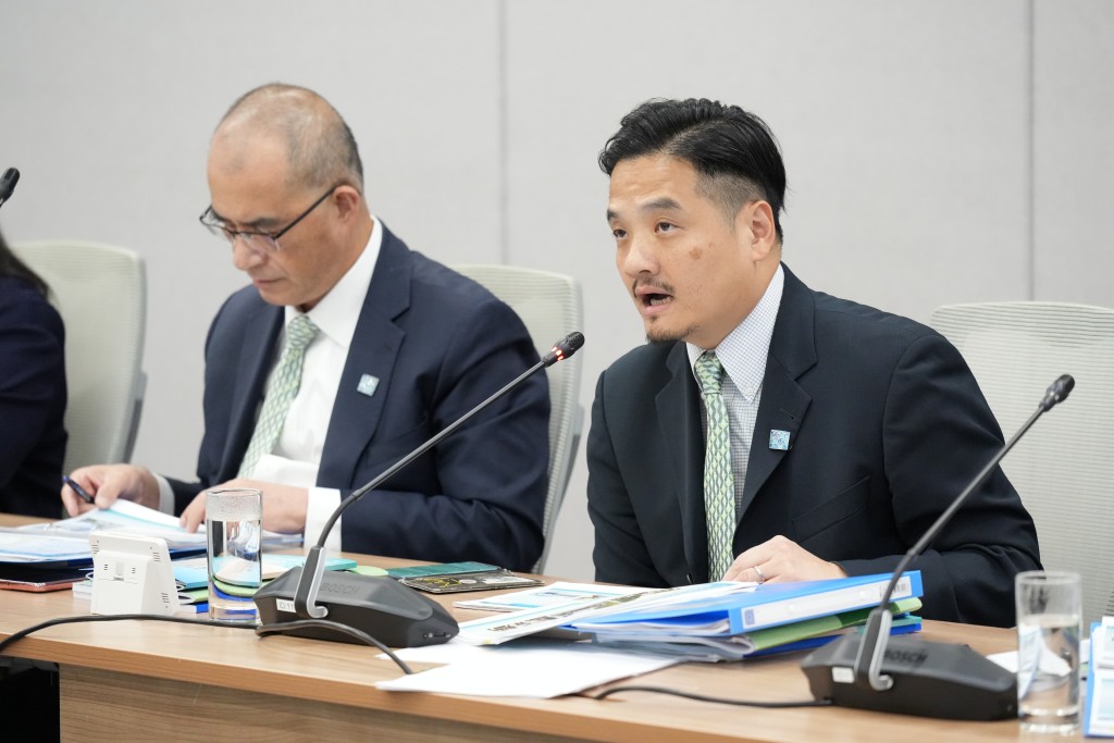 特首政策組組長黃元山博士（右）主持2026年《施政報告》特首政策組專家組成員線上簡介會。左為特首政策組副組長王春新博士。