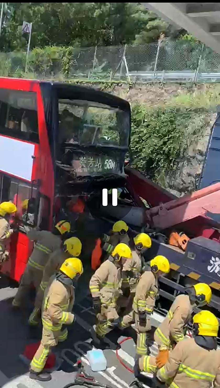 大批消防員在場救援。fb：立腸 全港資訊 Facebook 交通台