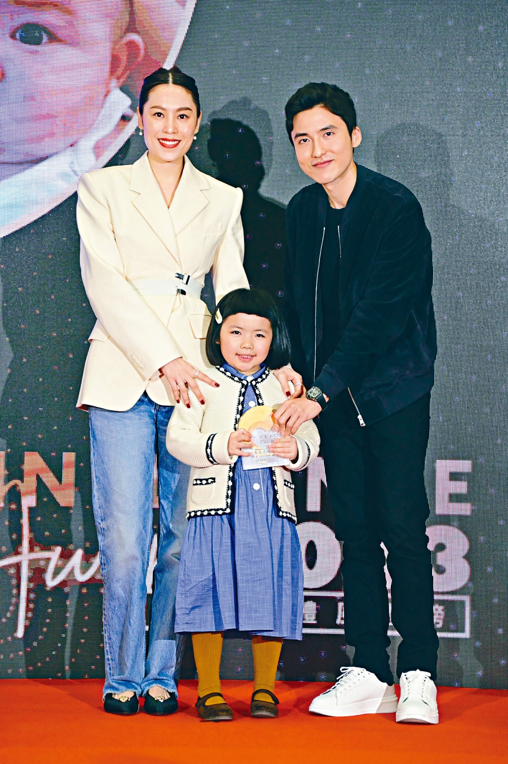 李元元與媽咪Sophia齊出席盛會，獲星島新聞集團主席蔡加讚頒獎。