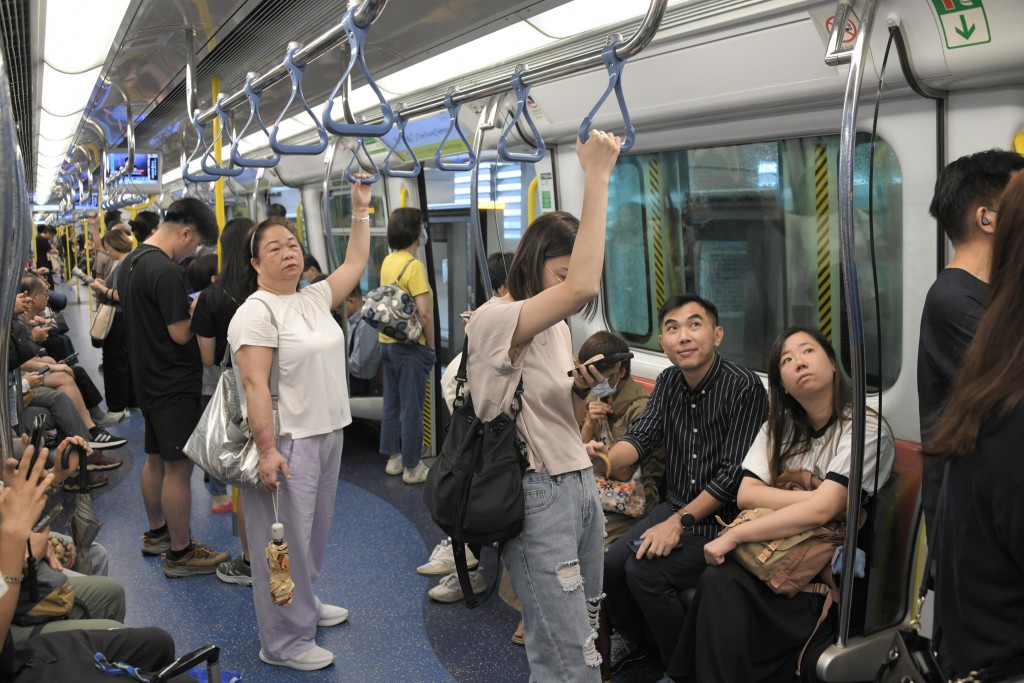 港铁屯马线往市区方向。刘骏轩摄