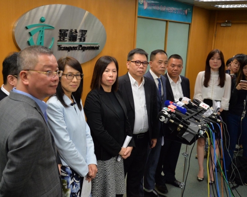 李萃珍(左四)指三地政府關注乘客在站頭排長龍問題。