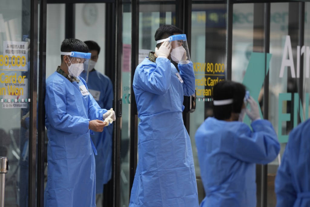韩国防疫部门1月2日起要求自中国入境旅客在抵韩后接受核酸检测。AP