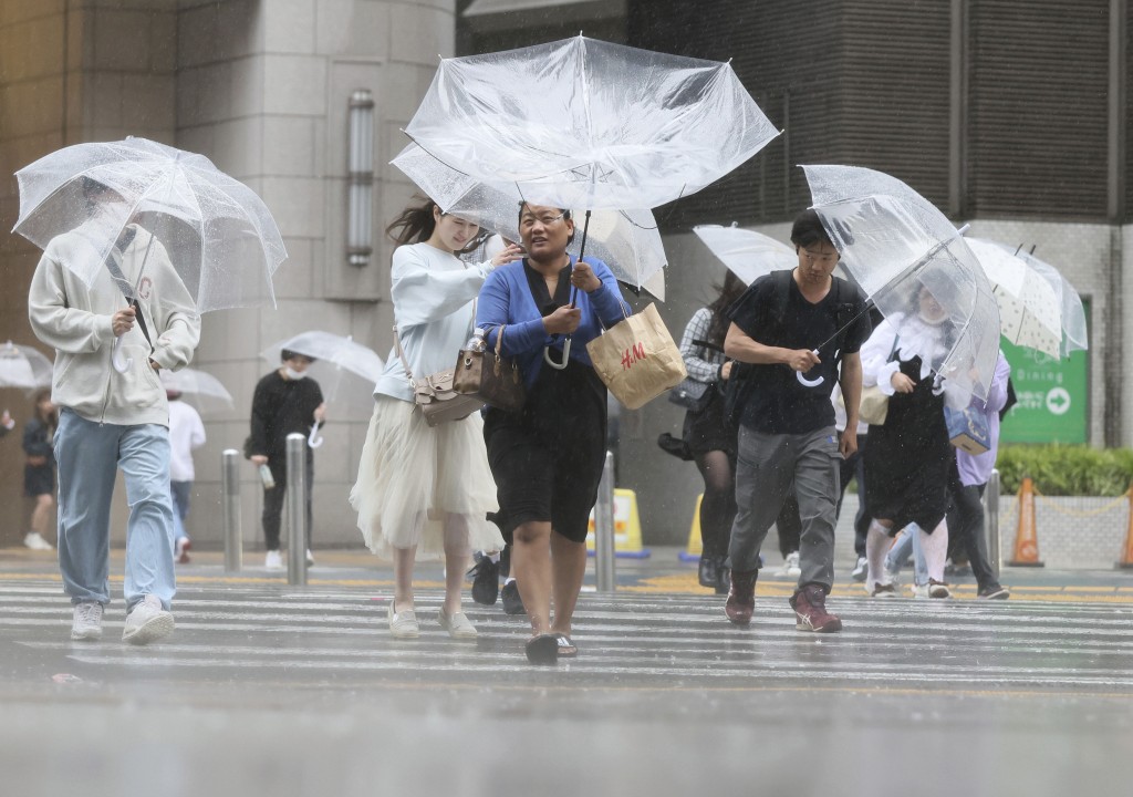 珊珊虽然还未抵达东京，但已经对东日本带来强大雨势。美联社