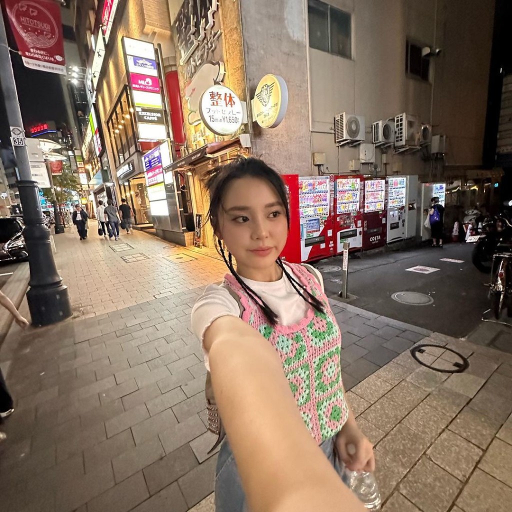 姚焯菲不停在日本街頭自拍。