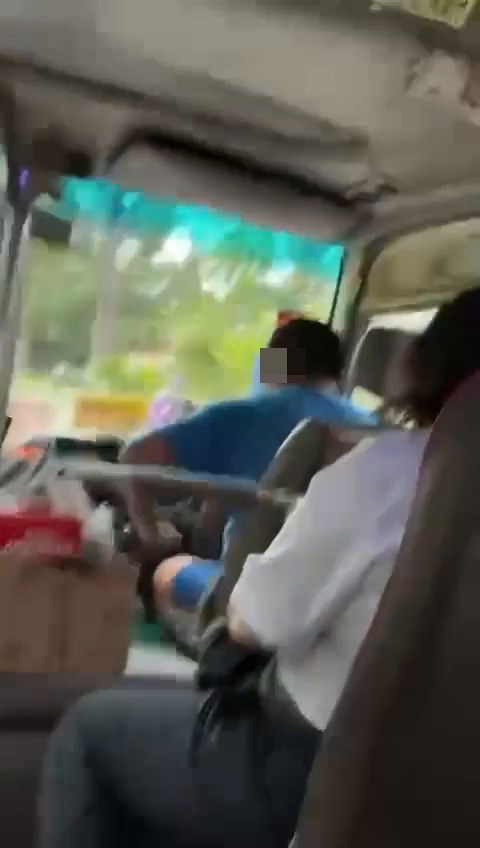 第一次坐佢後面俾佢嚇死,自己同自己講嘢跟住喺度大笑,基本上我1年都坐唔到10次嗰條線嘅小巴,但係,但係我都坐過佢唔知3次定4次。fb「車cam L(香港群組)」截圖 第一次坐佢後面俾佢嚇死,自己同自己講嘢跟住喺度大笑,基本上我1年都坐唔到10次嗰條線嘅小巴,但係,但係我都坐過佢唔知3次定4次。fb「車cam L(香港群組)」截圖