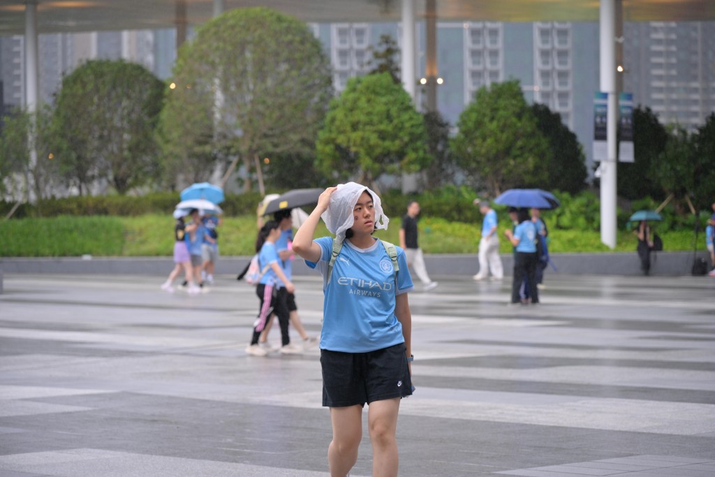 即使天公不作美下傍沱大雨，仍然澆不滅一眾熱血球迷的熱情。蘇正謙攝
