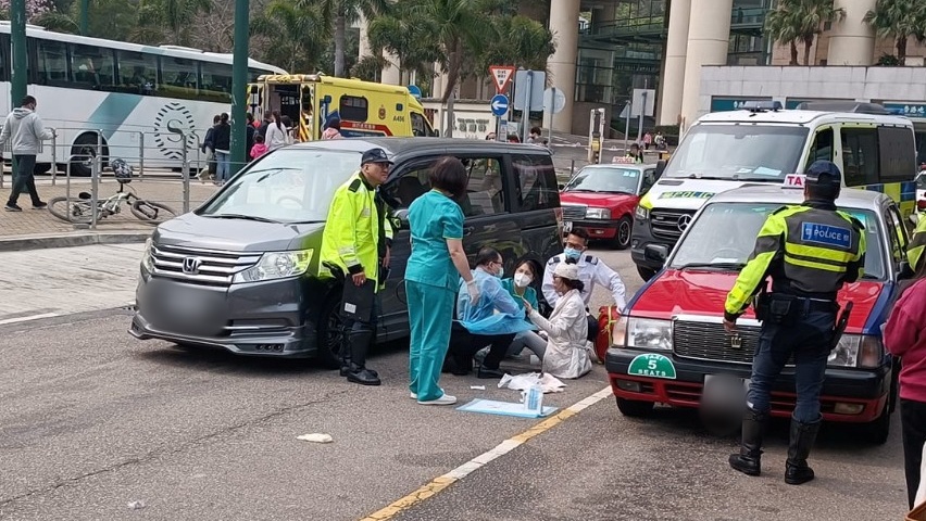 其中一名女傷者頭部受傷,現場接受包紮。網上圖片