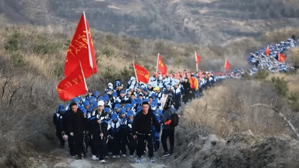 宁夏2300名师生徒步54公里祭英烈。